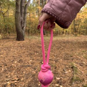 Piłka na sznurku – zabawka dla psa do wody i na spacer
